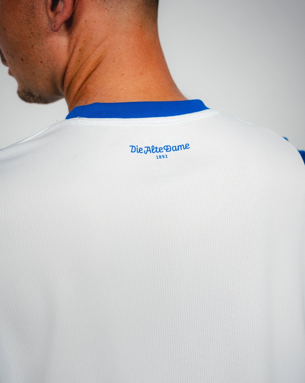 Back view of the jersey neck area showing Die Alte Dame 1892 printed on white fabric