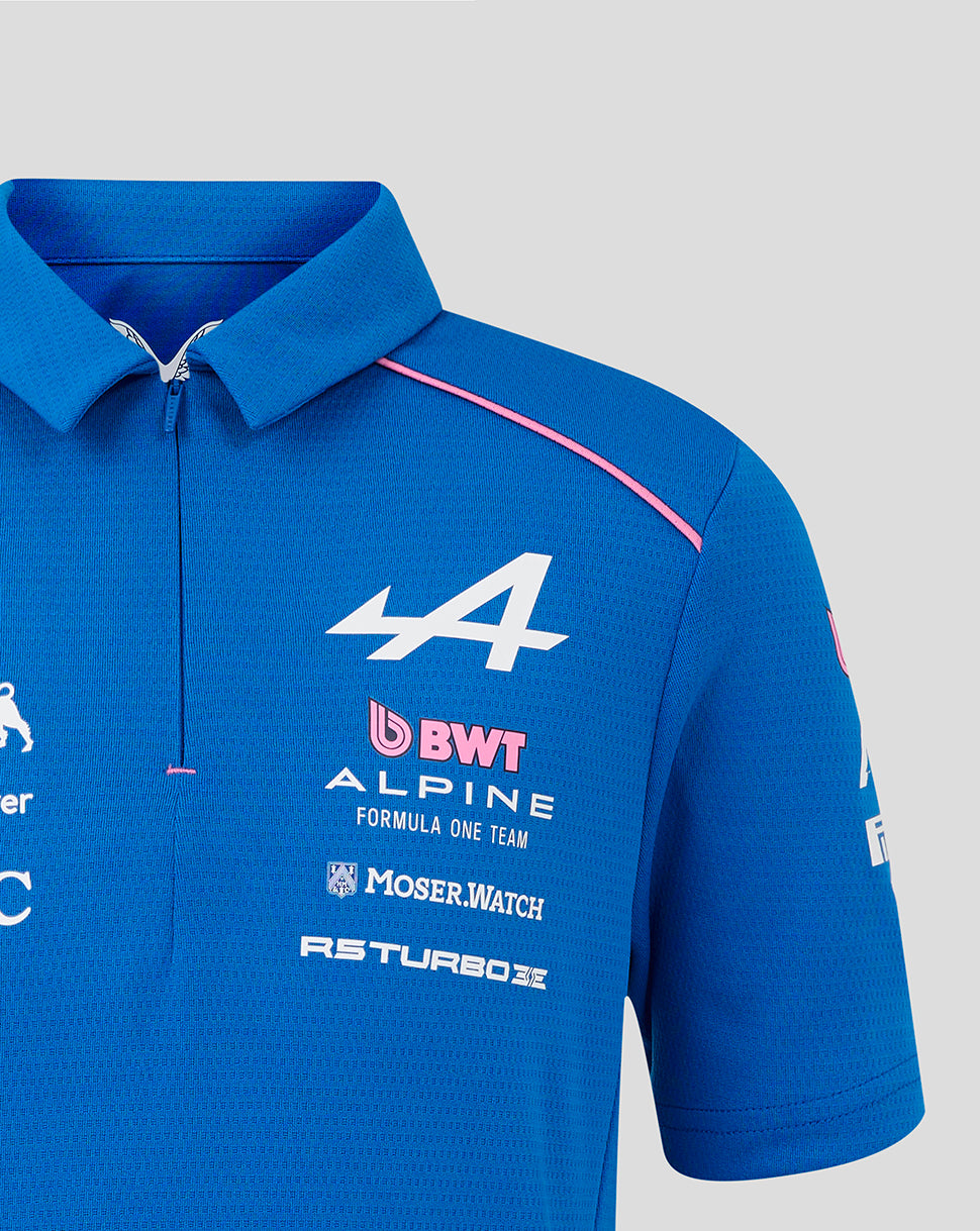 Polo azul oficial BWT Alpine con cremallera oculta y logotipos de patrocinadores en el pecho y hombro rosa