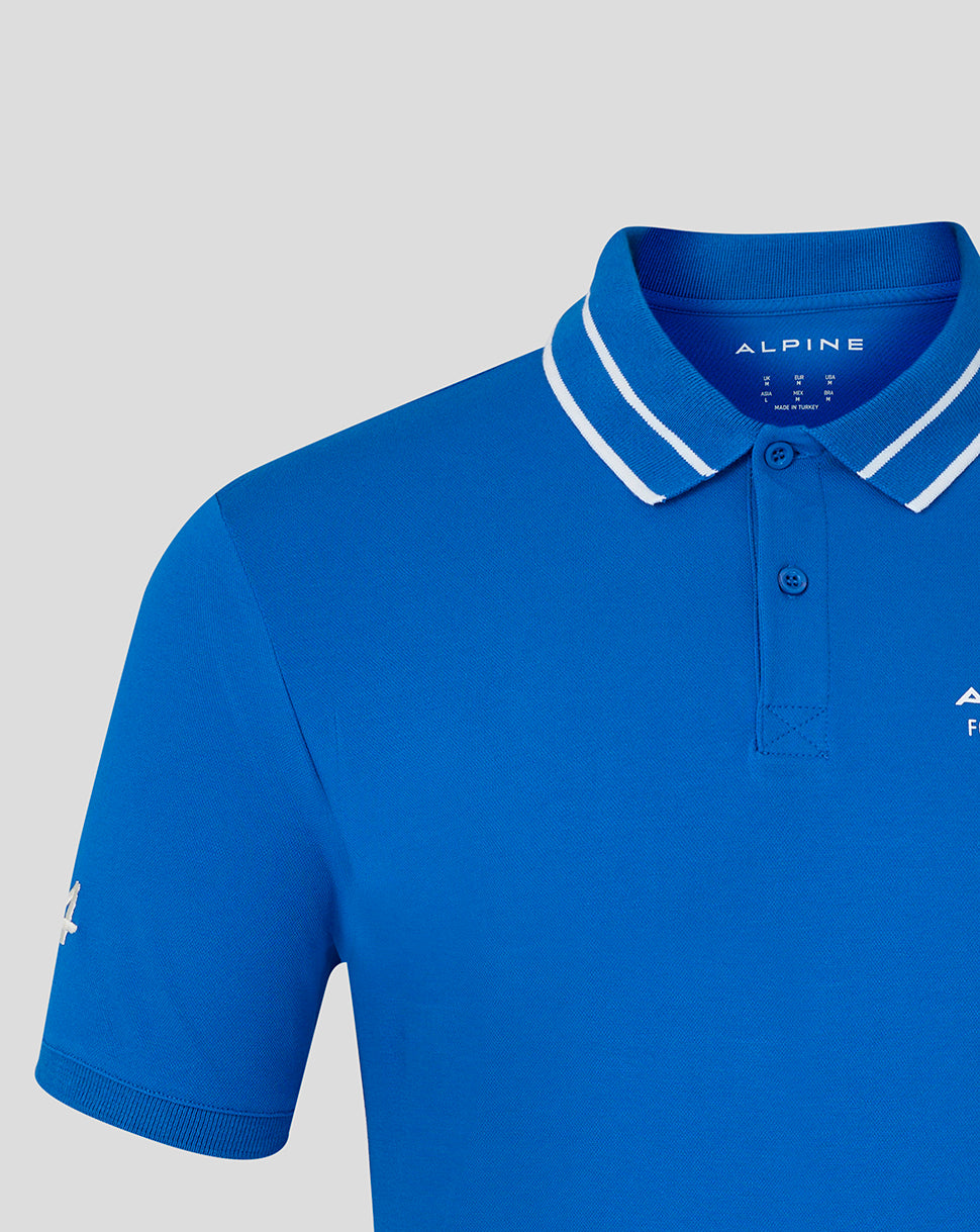 polo BWT Alpine azul lapis con cuello acanalado; etiqueta ALPINE y logotipo del equipo en el pecho izquierdo