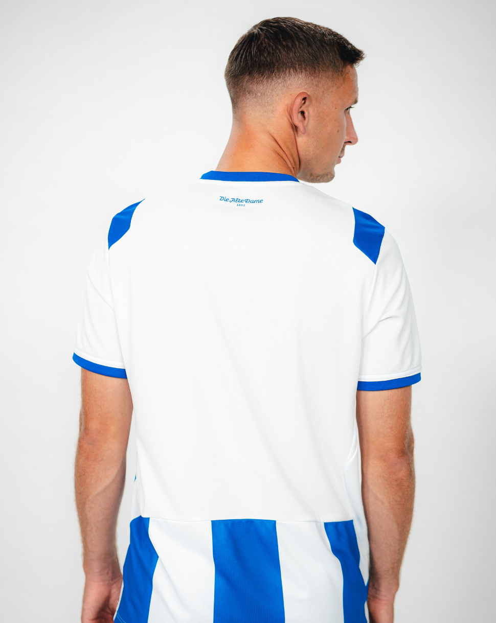 Back view of a white Hertha BSC Junior 26/27 home shirt with blue shoulder panels and blue collar trim