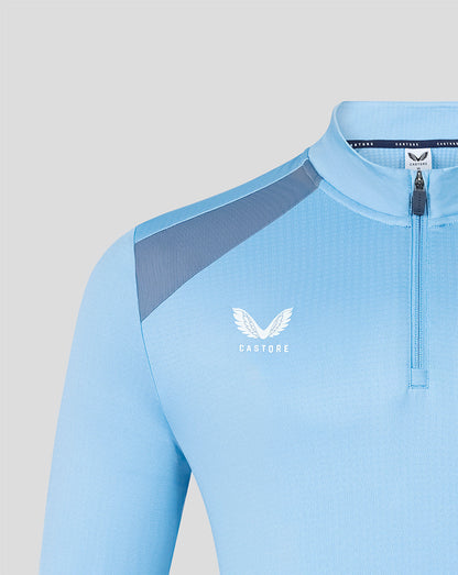 Close up of shoulder area on light blue FC Twente training midlayer with a dark blue shoulder panel