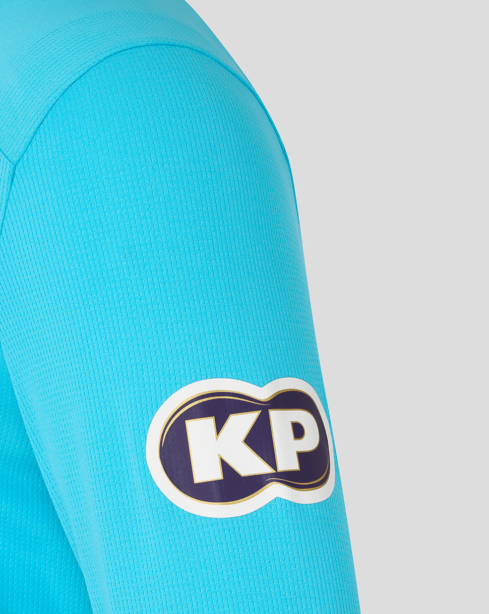 Close-up of a turquoise sleeve with a 'KP' logo on a gray background