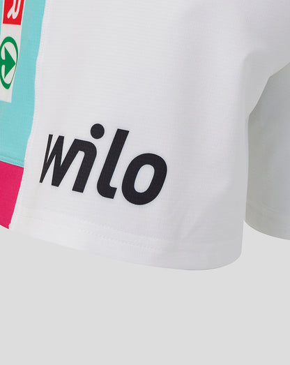 Close-up of a white shirt with 'wilo' logo on a light gray background